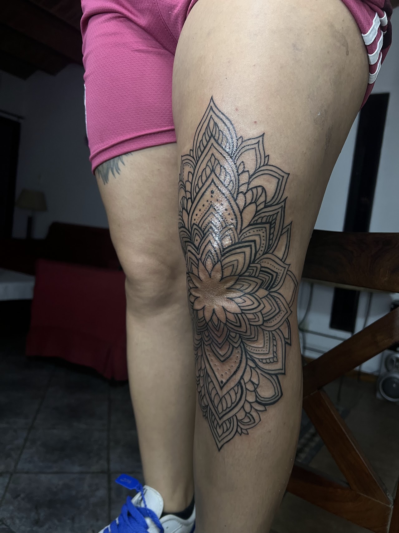 Tatuaje de mandala de línea fina hecho en GEMINISS TATTOO