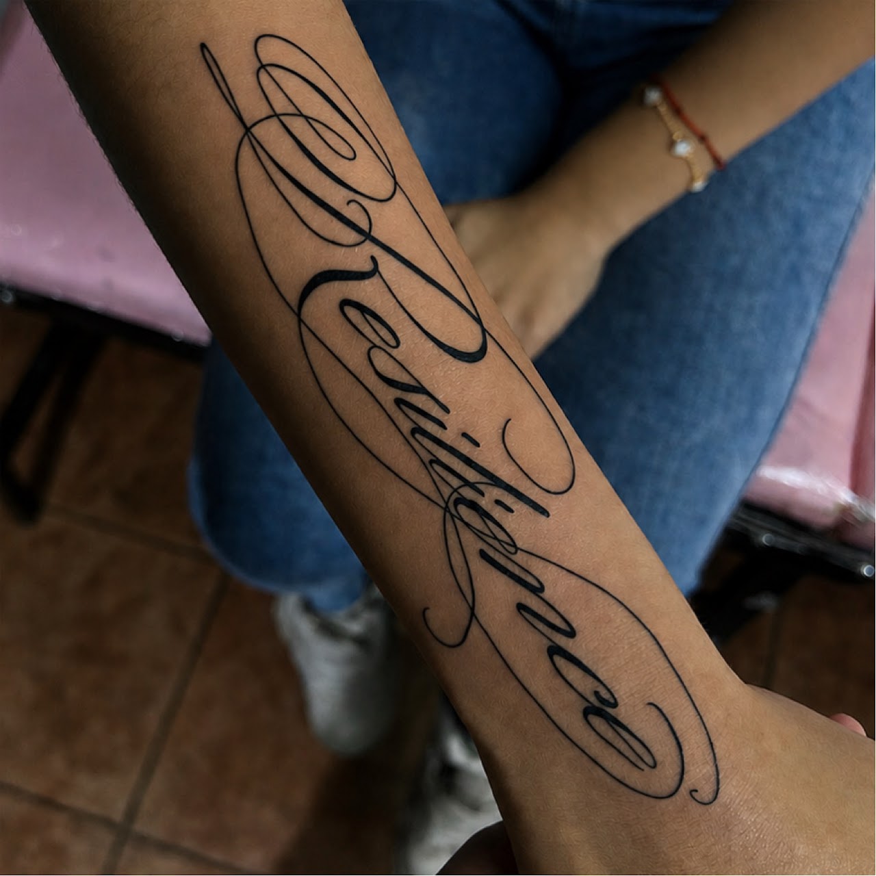 Tatuaje de caligrafía hecho en GEMINISS TATTOO