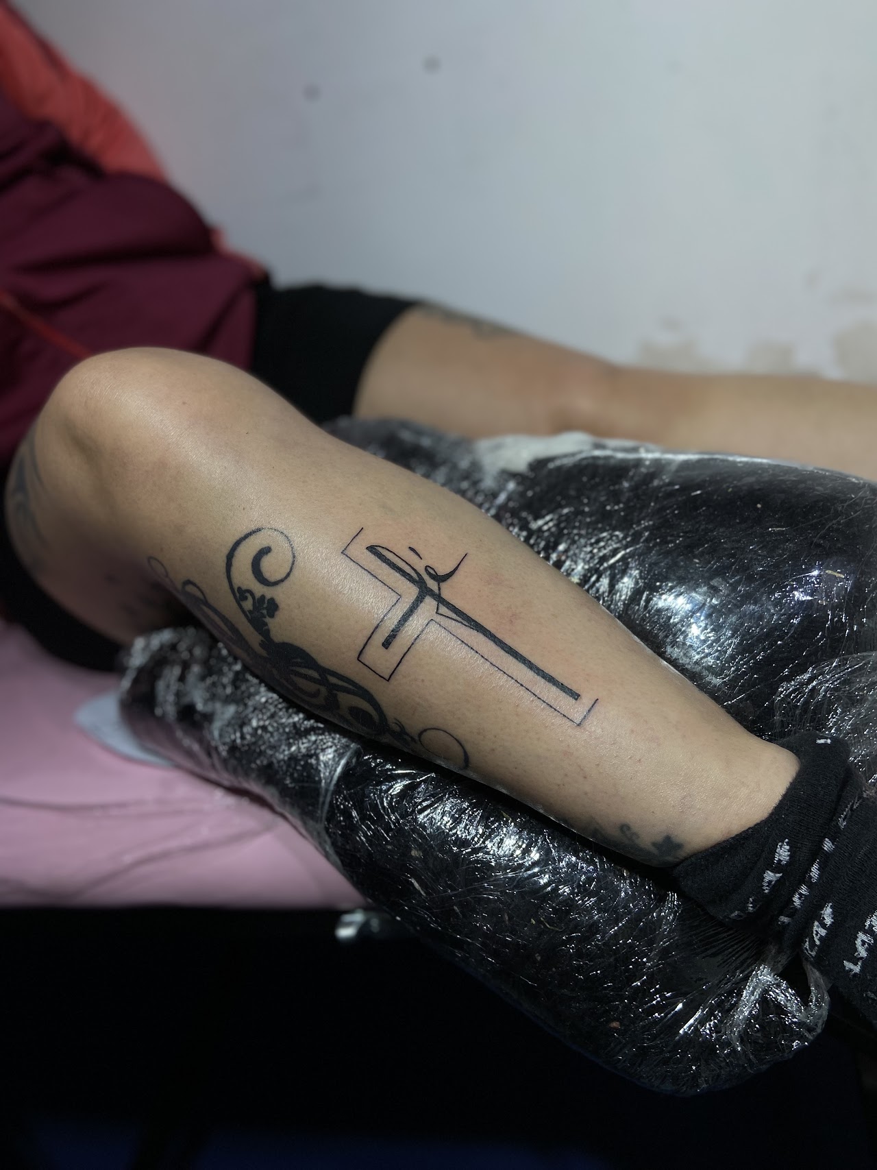 Tatuaje de línea fina con ornamento hecho en GEMINISS TATTOO